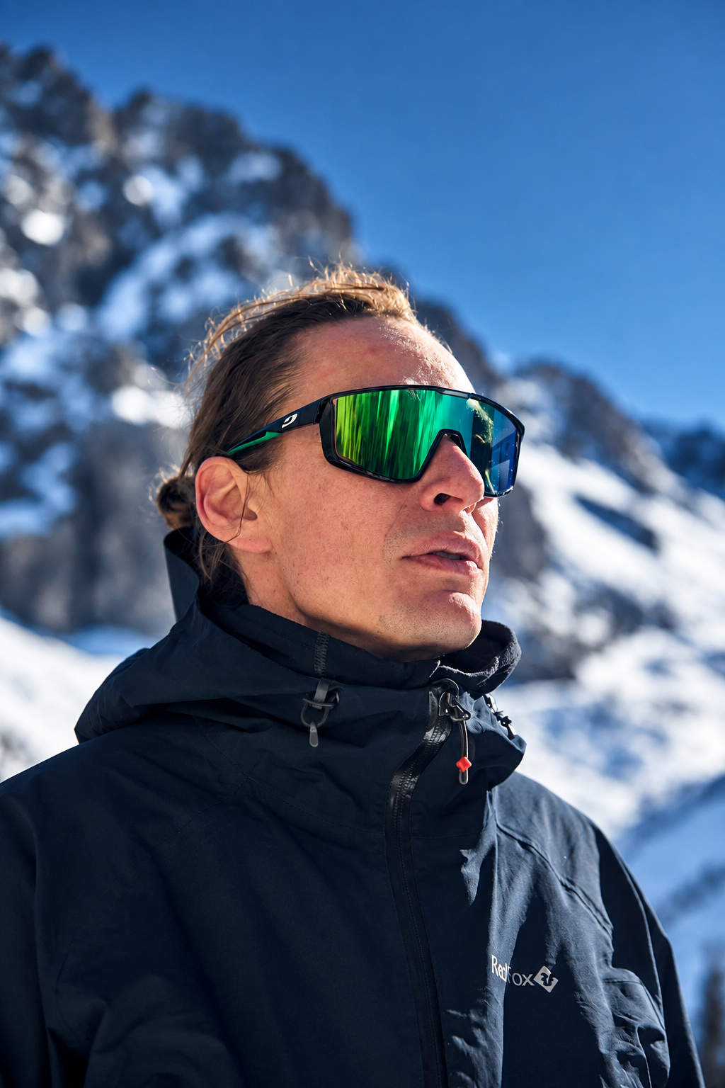 Олег Кучинский на фоне заснеженных гор